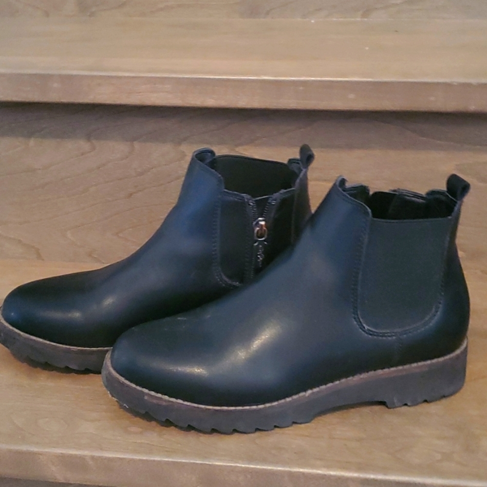 Size 7- Blondo Rio college ankle boots